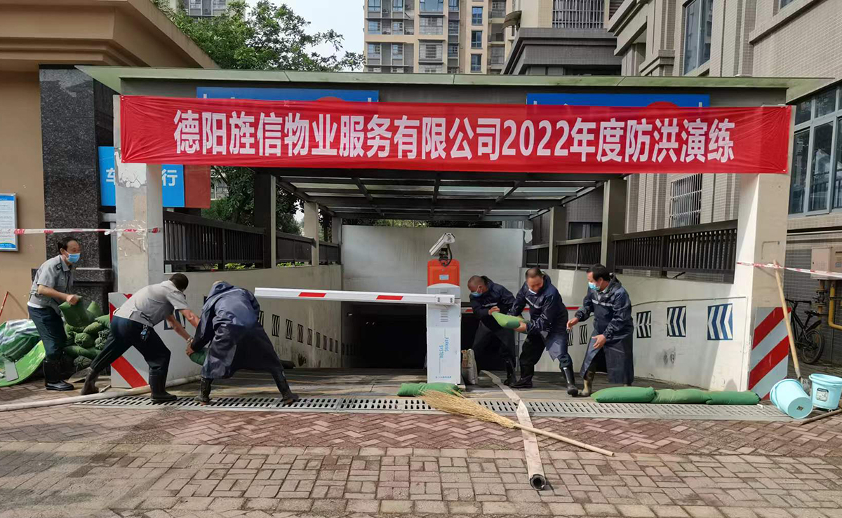 搬運(yùn)沙袋阻擋積水 (1).jpg